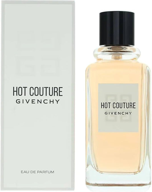 Botella de perfume Givenchy Hot Couture de 3.3 oz para mujer, con un diseño rectangular de vidrio transparente y tapón rojo.