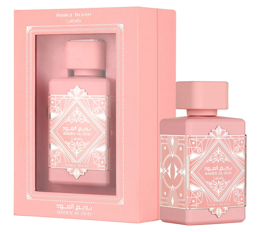 Botella de perfume Lattafa Badee Al Oud Noble Blush de 3.4 oz, con un diseño de vidrio rosa claro y una tapa dorada.