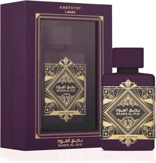 Botella de perfume Lattafa Bade'e Al Aoud Amatista de 3.4 oz, con un diseño de vidrio de color morado translúcido y una tapa dorada.