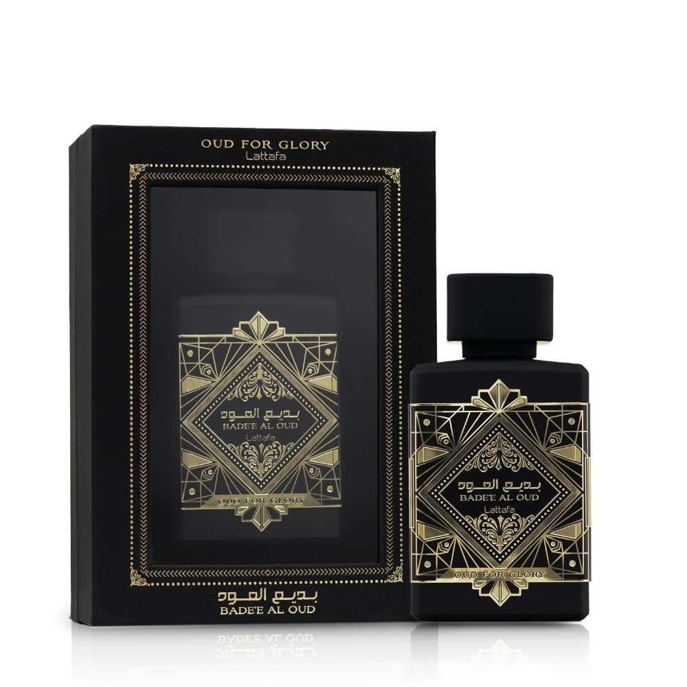 Botella de perfume Lattafa Bade'e Al Oud For Glory de 3.4 oz, con un diseño de vidrio de color púrpura oscuro y una tapa dorada.