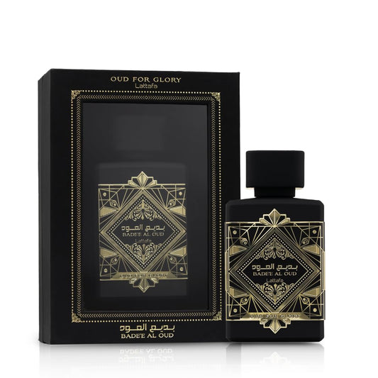 Botella de perfume Lattafa Bade'e Al Oud For Glory de 3.4 oz, con un diseño de vidrio de color púrpura oscuro y una tapa dorada.