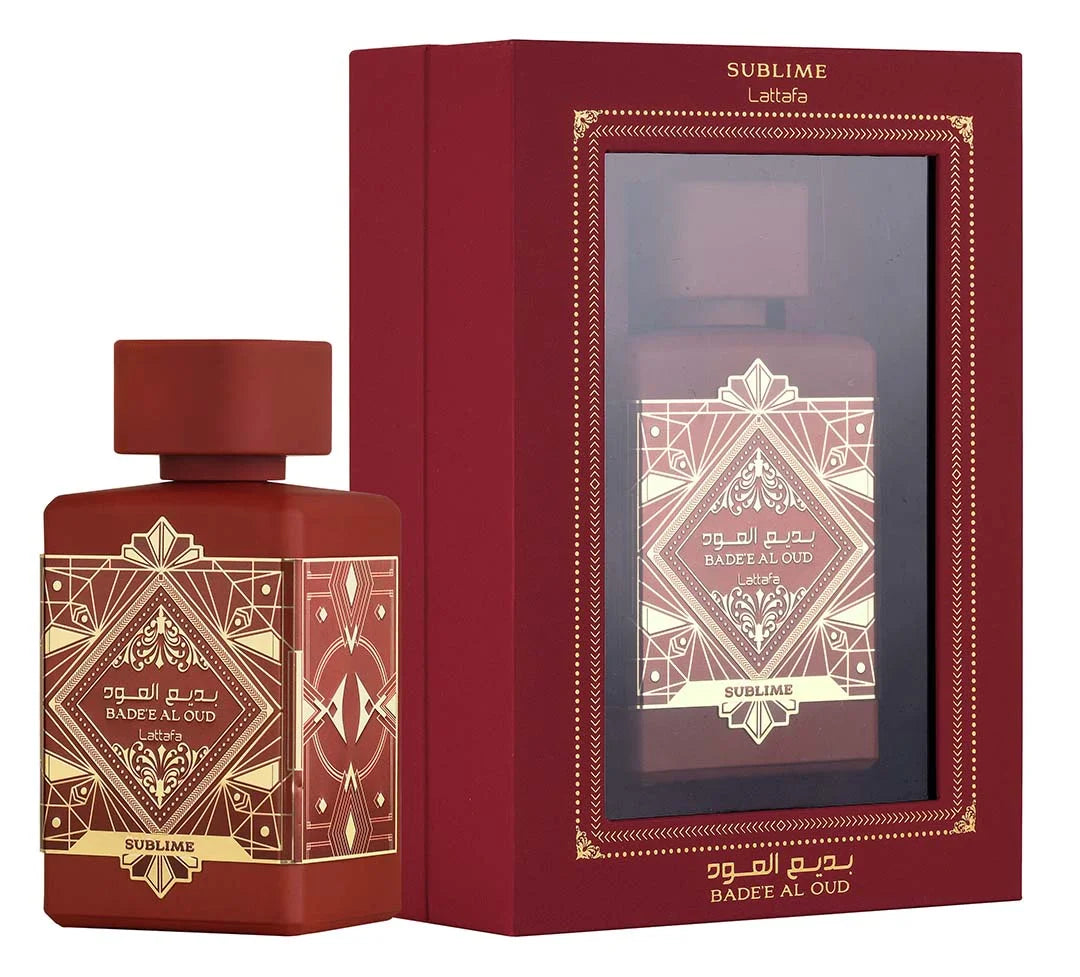 Botella de perfume Lattafa Bade'e Al Oud Sublime de 3.4 oz, con un diseño de vidrio rojo oscuro y una tapa dorada.