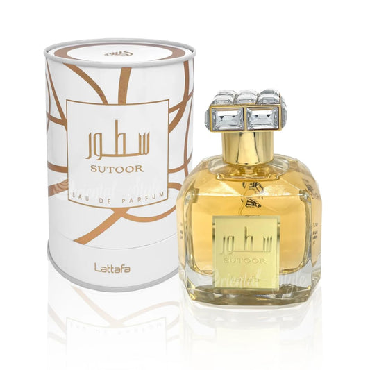Botella de perfume Lattafa Sutoor para mujer de 3.4 oz, con un diseño de vidrio de color rosa pálido y una tapa plateada.