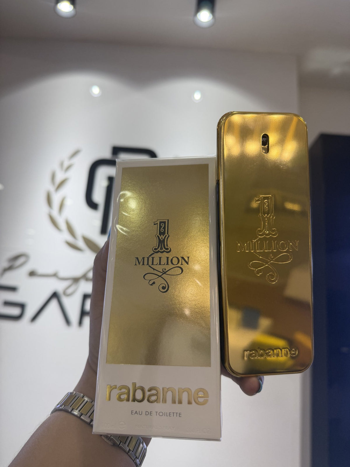 Foto real en tienda Perfumería García, Plaza Luperón